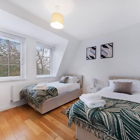 Roomy One Bed Loft Apartment บิชอป สตอร์ทฟอร์ด ภายนอก รูปภาพ