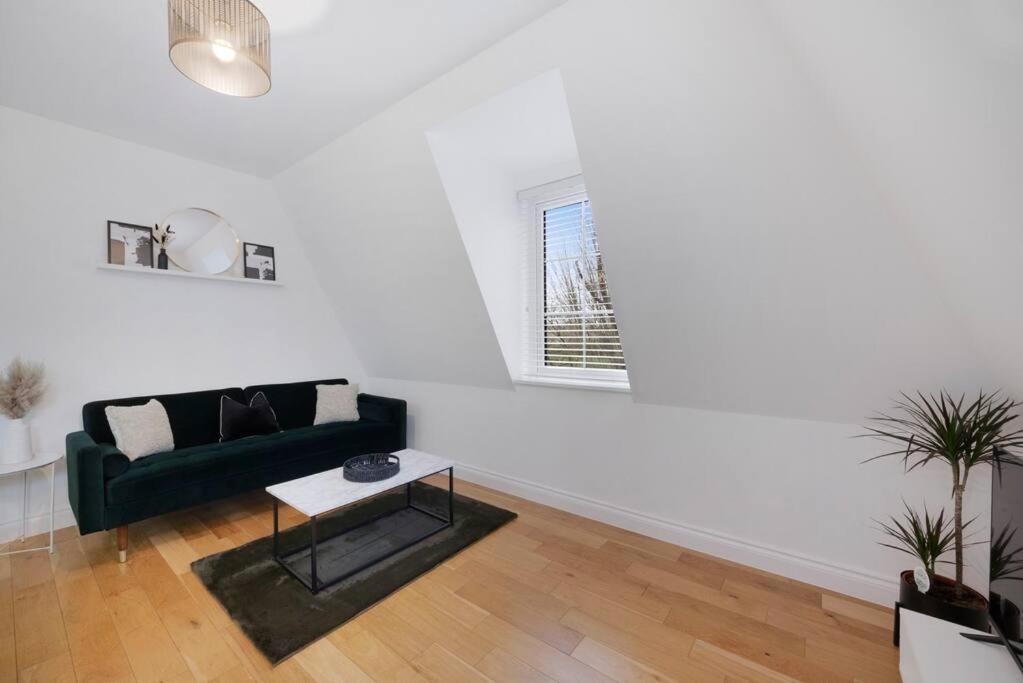 Roomy One Bed Loft Apartment บิชอป สตอร์ทฟอร์ด ภายนอก รูปภาพ