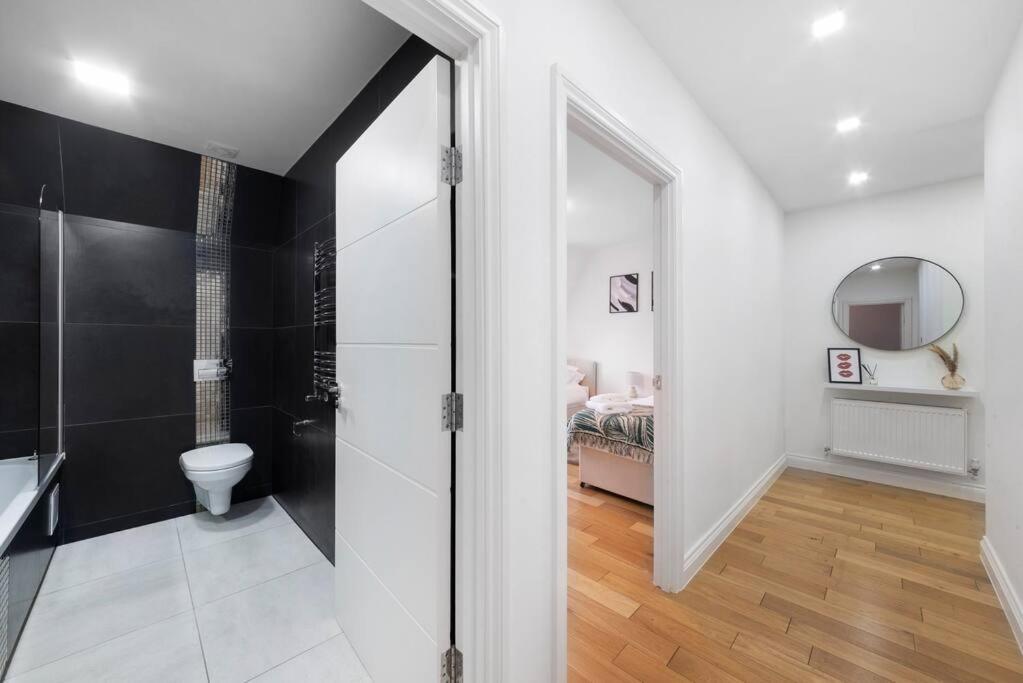 Roomy One Bed Loft Apartment บิชอป สตอร์ทฟอร์ด ภายนอก รูปภาพ