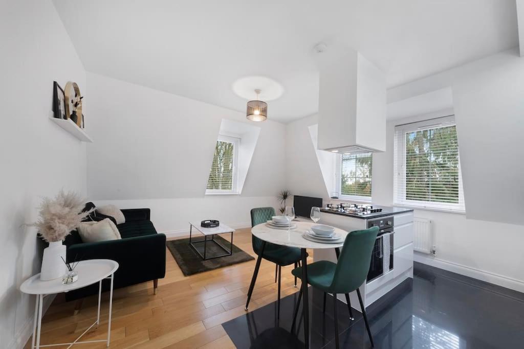 Roomy One Bed Loft Apartment บิชอป สตอร์ทฟอร์ด ภายนอก รูปภาพ