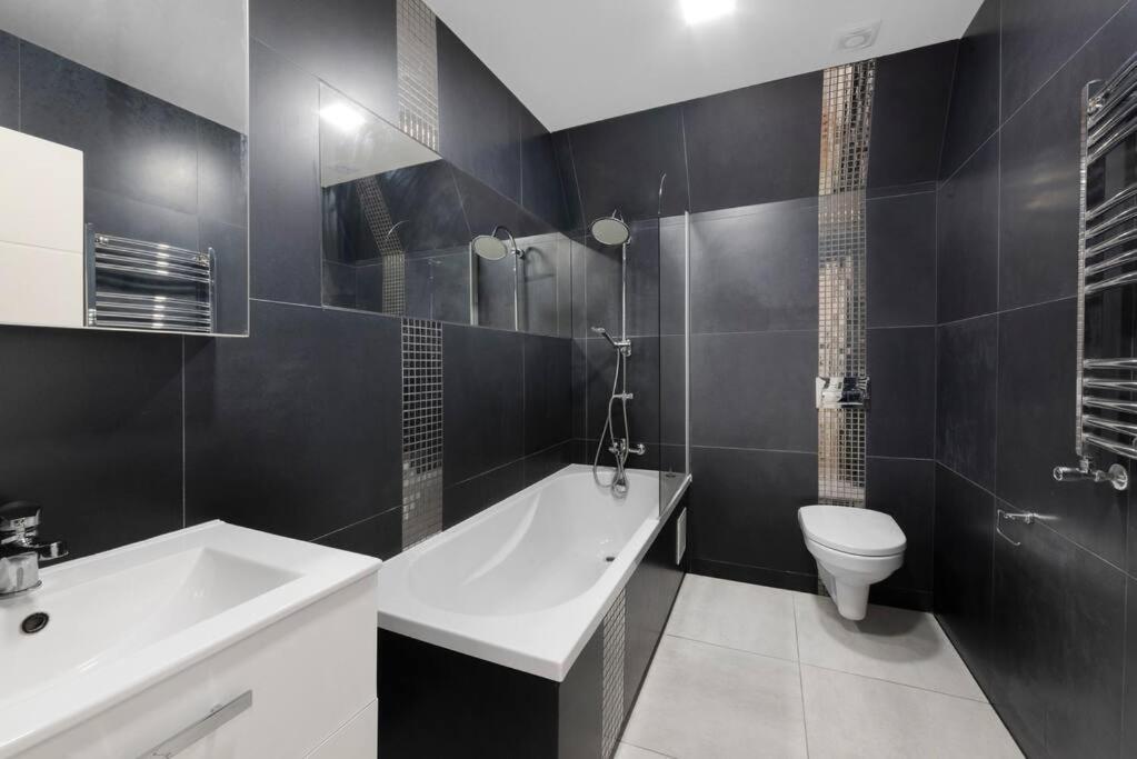 Roomy One Bed Loft Apartment บิชอป สตอร์ทฟอร์ด ภายนอก รูปภาพ
