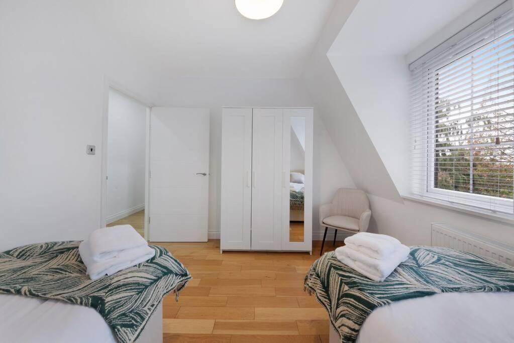 Roomy One Bed Loft Apartment บิชอป สตอร์ทฟอร์ด ภายนอก รูปภาพ