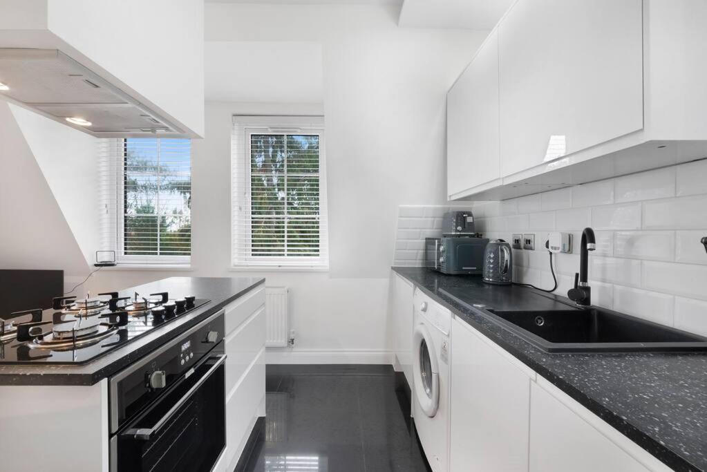 Roomy One Bed Loft Apartment บิชอป สตอร์ทฟอร์ด ภายนอก รูปภาพ