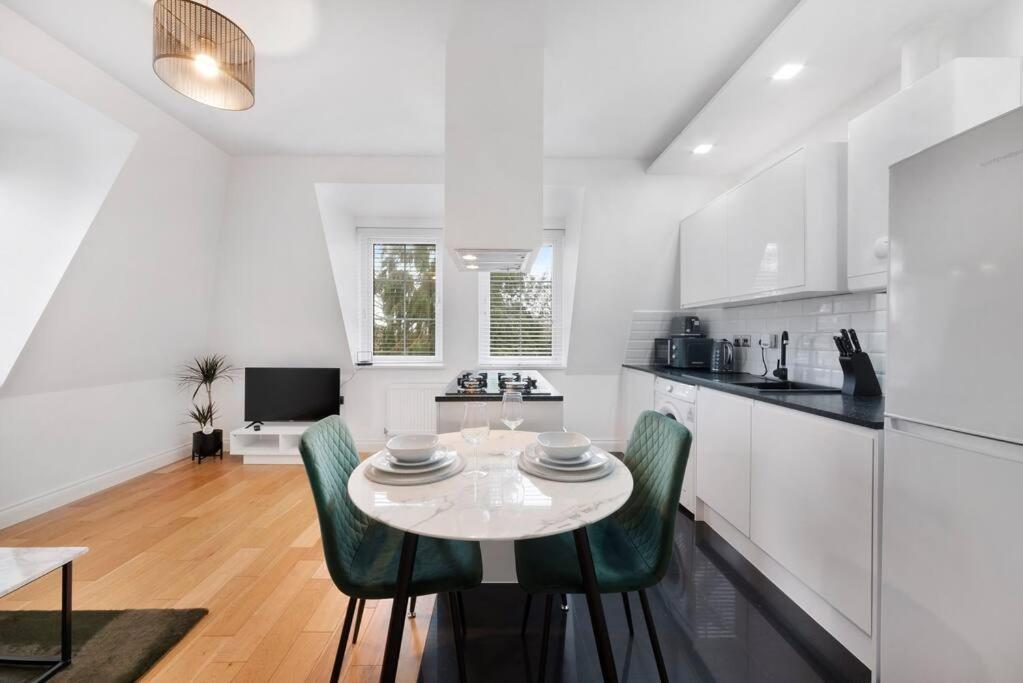 Roomy One Bed Loft Apartment บิชอป สตอร์ทฟอร์ด ภายนอก รูปภาพ