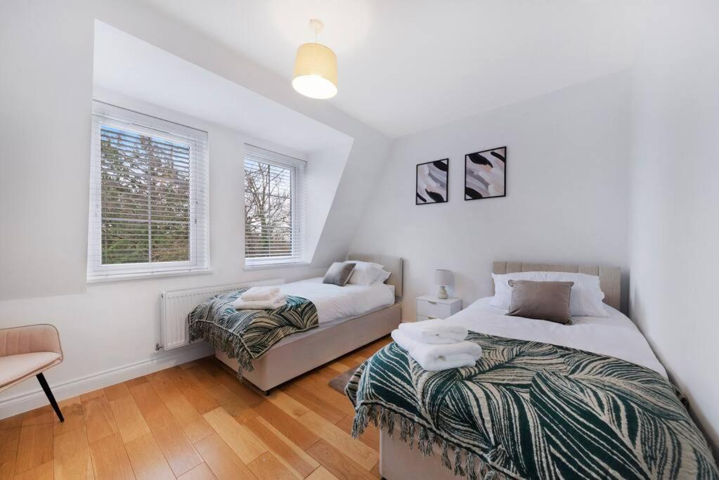 Roomy One Bed Loft Apartment บิชอป สตอร์ทฟอร์ด ภายนอก รูปภาพ